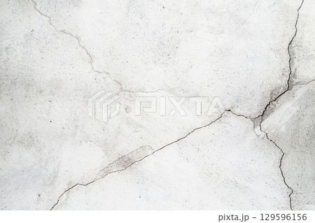光に照らされたひび割れた壁 129596156