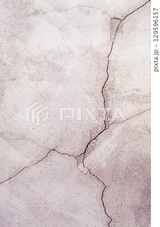 光に照らされたひび割れた壁 129596157