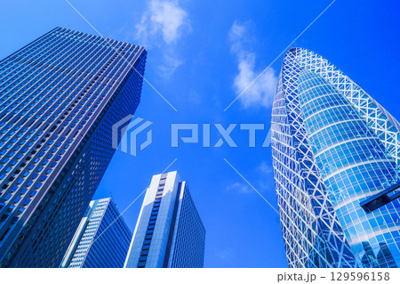 新宿の高層ビル群と青空 129596158