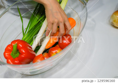 ワインクーラーに入れられた緑黄色野菜 129596160
