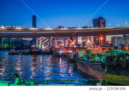 船舶と東京の街並み（夕景） 129596166