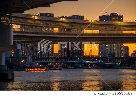 首都高速湾岸線と東京の夕景 首都高速湾岸線と東京の夕景 129596168