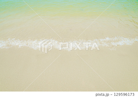 南国ビーチの波打ち際（シンガポール・セントーサ） 129596173