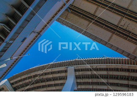 レインボーブリッジと晴天 129596183