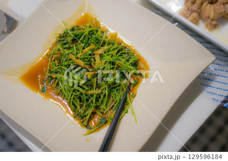 皿に盛り付けられたタイ料理 129596184