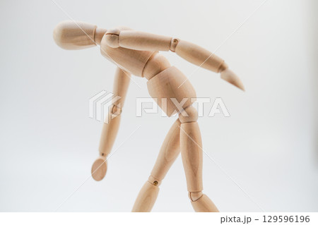 木製の人形のイメージ 129596196