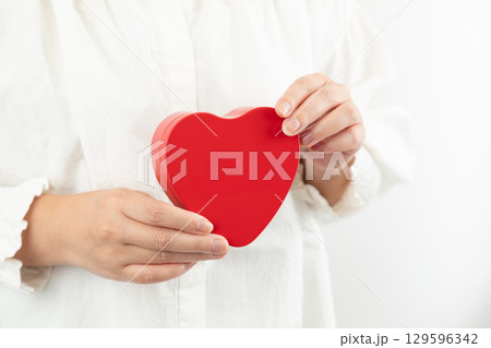 想いを伝える女性の手元02 想いを伝える女性の手元02 129596342