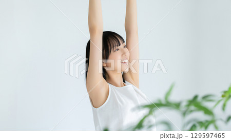 ストレッチをする若い女性 129597465