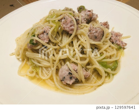 サルシッチャと葱のペペロンチーノ パスタ サルシッチャと葱のペペロンチーノ パスタ 129597641
