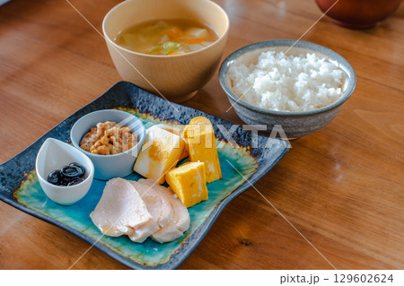 卵焼きや納豆、鶏ハムなどが並ぶ和風の健康的な朝食セット 129602624