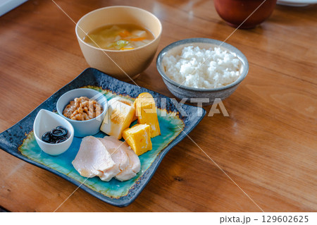 卵焼きや納豆、鶏ハムなどが並ぶ和風の健康的な朝食セット 129602625