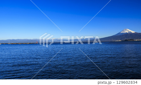 三津浜から望む駿河湾と富士山 三津浜から望む駿河湾と富士山 129602834