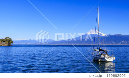 三津浜から望む駿河湾と富士山 三津浜から望む駿河湾と富士山 129602903