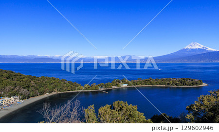 大瀬崎から望む駿河湾と富士山 129602946