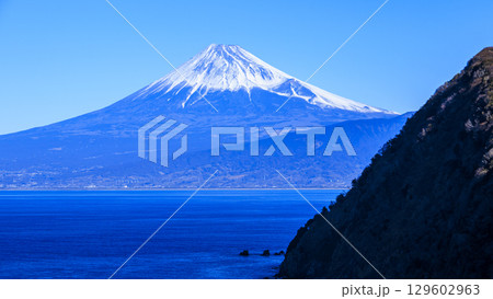 煌めきの丘から望む駿河湾と富士山 129602963