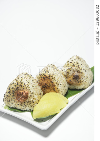皿に盛りつけた炙りオニギリ　たらこ　味噌　唐揚げ 129603082