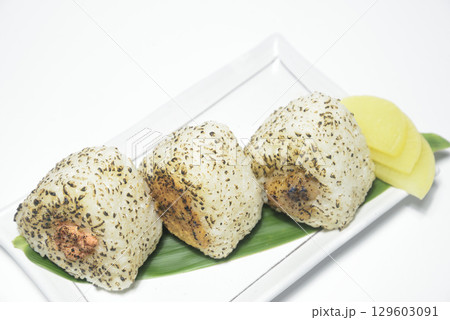 皿に盛りつけた炙りオニギリ　たらこ　味噌　唐揚げ 129603091