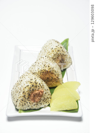 皿に盛りつけた炙りオニギリ たらこ 味噌 唐揚げ 皿に盛りつけた炙りオニギリ たらこ 味噌 唐揚げ 129603098
