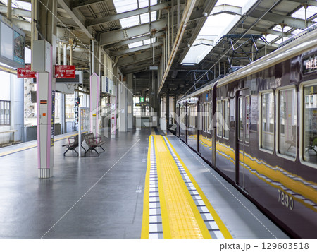 川西能勢口駅のホームに止まる能勢電鉄の車両 129603518