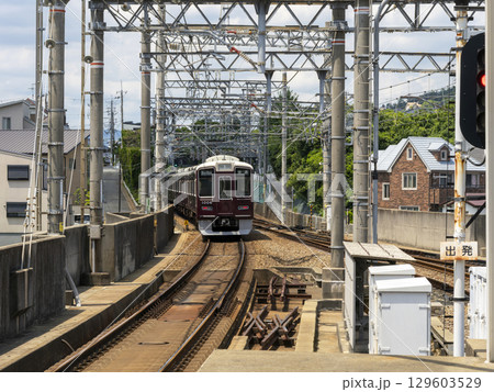 川西能勢口駅を出発した雲雀丘花屋敷行き普通電車 川西能勢口駅を出発した雲雀丘花屋敷行き普通電車 129603529