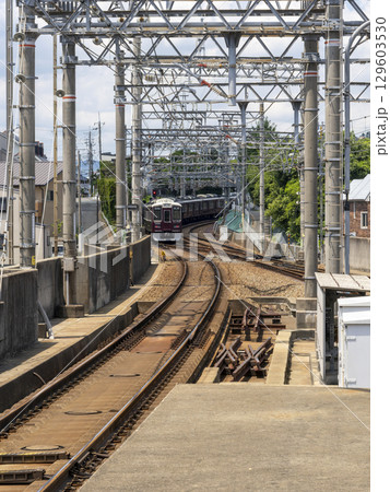 川西能勢口駅を出発した雲雀丘花屋敷行き普通電車 129603530