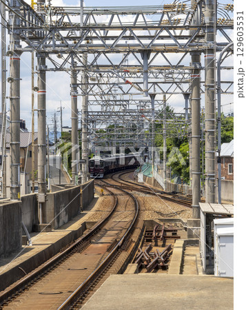 川西能勢口駅を出発した雲雀丘花屋敷行き普通電車 川西能勢口駅を出発した雲雀丘花屋敷行き普通電車 129603531