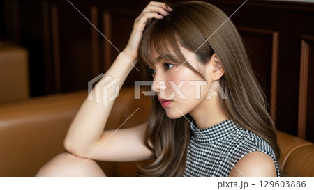 高級ラウンジのソファで物思いにふける美しい女性の横顔 129603886