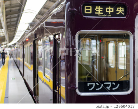 能勢電鉄　川西能勢口駅に停車する日生中央行き普通電車 129604015
