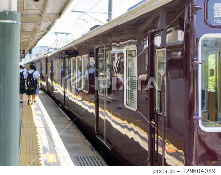 阪急電車の通学風景 129604089