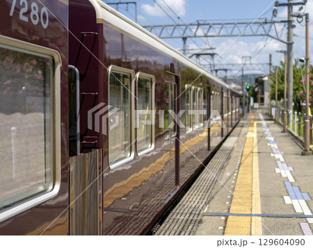 能勢電鉄絹延橋駅を発車する普通電車 129604090