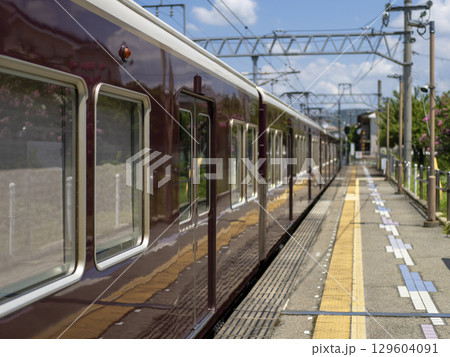 能勢電鉄絹延橋駅を発車する普通電車 129604091