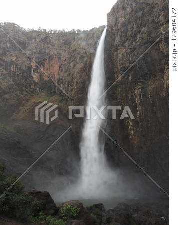 岩を裂き、霧を纏う―Wallaman Falls、断崖の咆哮 岩を裂き、霧を纏う―Wallaman Falls、断崖の咆哮 129604172