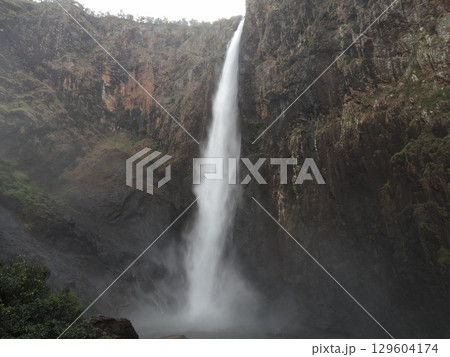 岩と霧の狭間に落ちる光―Wallaman Falls 129604174