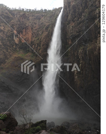 岩を裂く白き刃―Wallaman Fallsの彫像 129604179