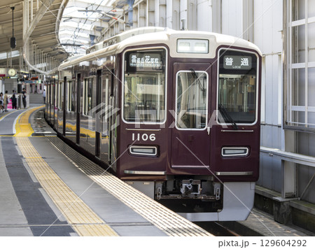川西能勢口駅に停車する雲雀丘花屋敷行き普通電車 129604292