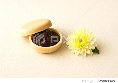 菊と和菓子の美しい調和  季節を彩る日本の甘味コレクション 菊と和菓子の美しい調和  季節を彩る日本の甘味コレクション 129604489