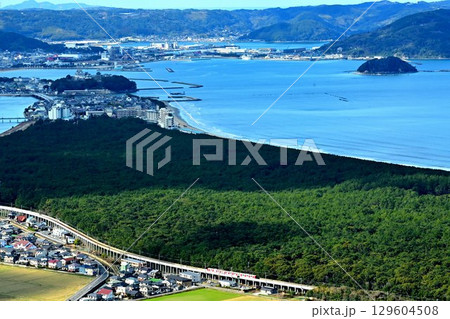 鏡山から見た唐津城と列車俯瞰 129604508