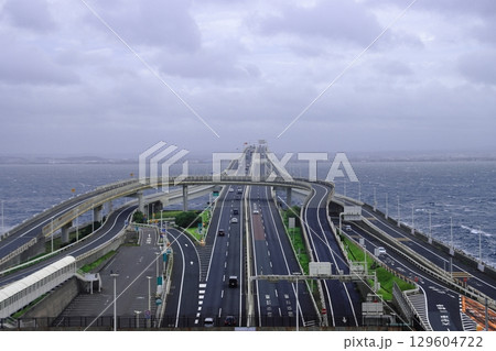 荒天の海上に伸びる東京湾アクアラインと海ほたるパーキングエリア 荒天の海上に伸びる東京湾アクアラインと海ほたるパーキングエリア 129604722