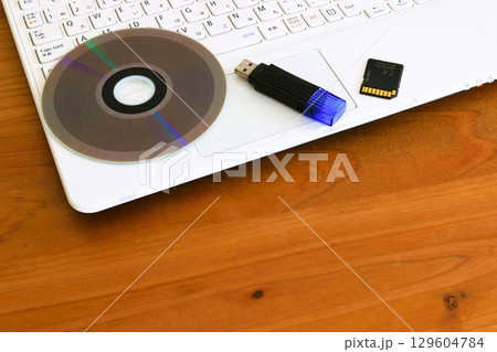 記録媒体　バックアップ　ビジネスアイテム　コピースペース　3:2 129604784