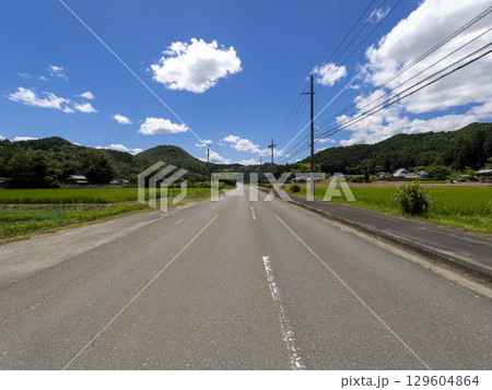 京都府南丹市の田園地帯を通る道路 129604864