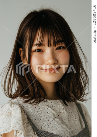 やさしさをまとう微笑み ─ ナチュラルで魅せるシンプルポートレート やさしさをまとう微笑み ─ ナチュラルで魅せるシンプルポートレート 129605416