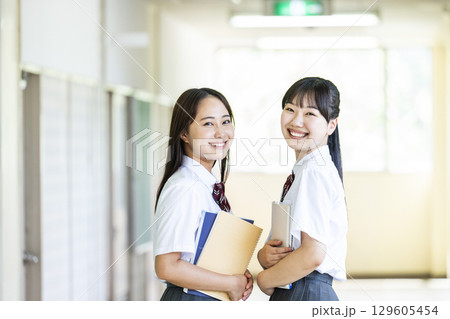 女子高生のポートレート 129605454