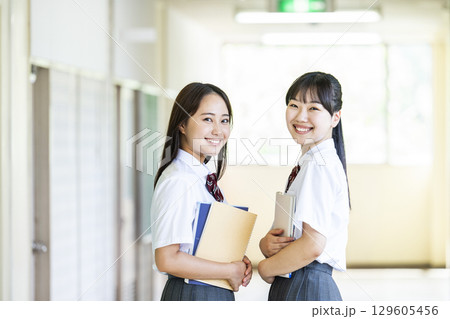 女子高生のポートレート 129605456