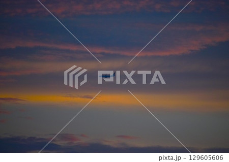 残照を行く飛行機 129605606