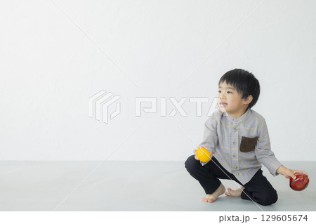 遊ぶ笑顔の男の子 遊ぶ笑顔の男の子 129605674