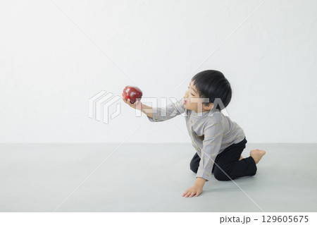 遊ぶ笑顔の男の子　 129605675