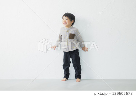 遊ぶ笑顔の男の子　 129605678