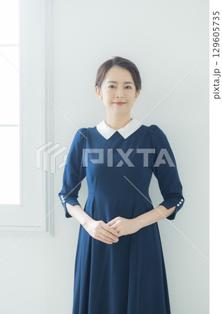 ミドル女性のポートレート 129605735