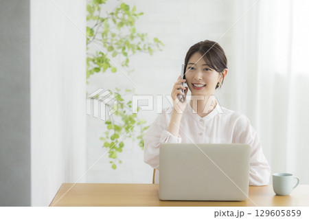 ノートパソコンを持つビジネスマンとビジネスウーマン ノートパソコンを持つビジネスマンとビジネスウーマン 129605859