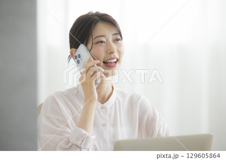 ノートパソコンを持つビジネスマンとビジネスウーマン　 129605864